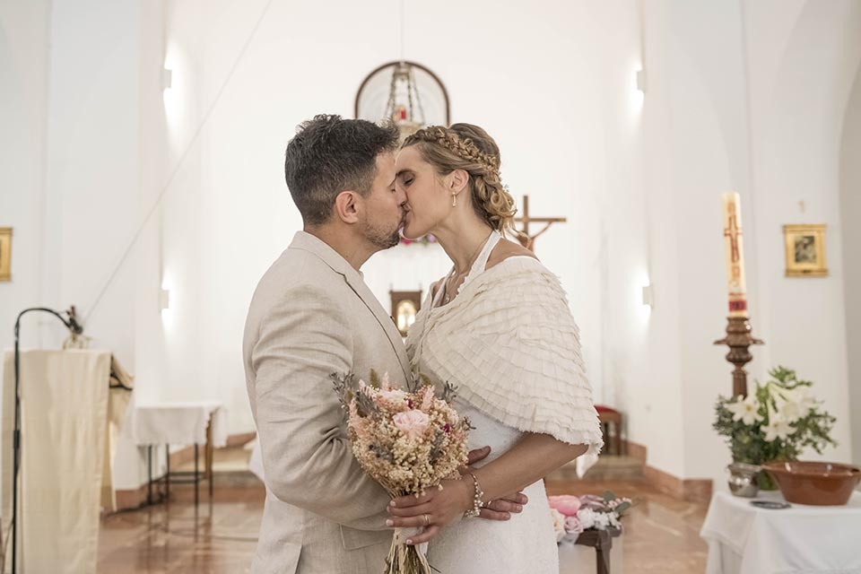 Fotógrafo de bodas en Formentera e Ibiza. Misma tarifa y estilo natural. Desplazamiento fácil entre islas y servicio profesional sin costes extra.