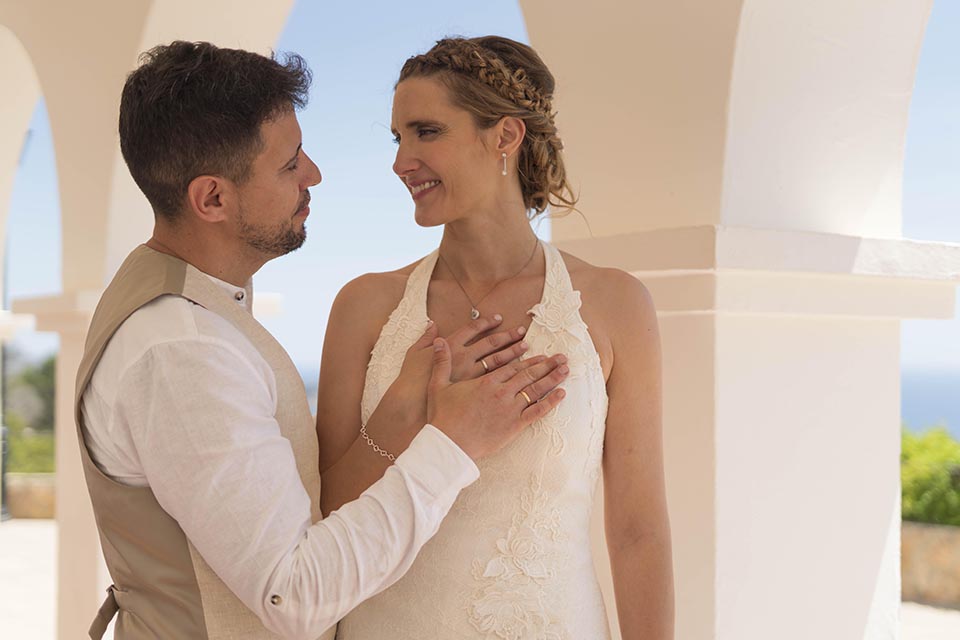 Fotógrafo de bodas en Formentera e Ibiza. Misma tarifa y estilo natural. Desplazamiento fácil entre islas y servicio profesional sin costes extra.