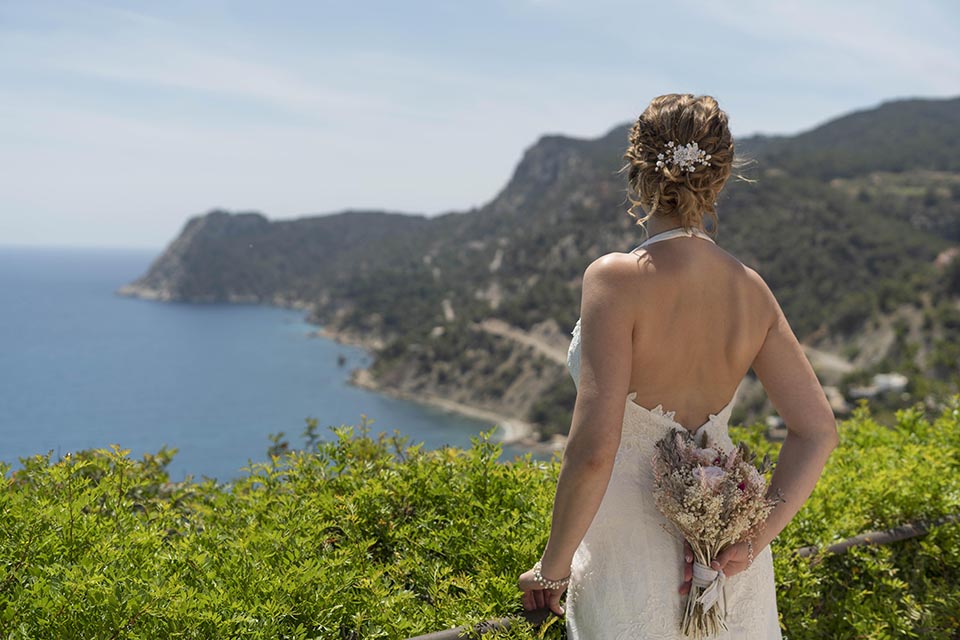 Fotógrafo de bodas en Formentera e Ibiza. Misma tarifa y estilo natural. Desplazamiento fácil entre islas y servicio profesional sin costes extra.