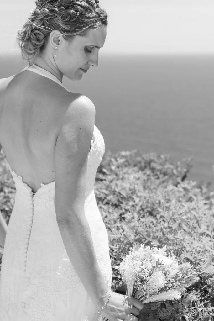 Novia caminando hacia el altar entre los acantilados de Es Cubells