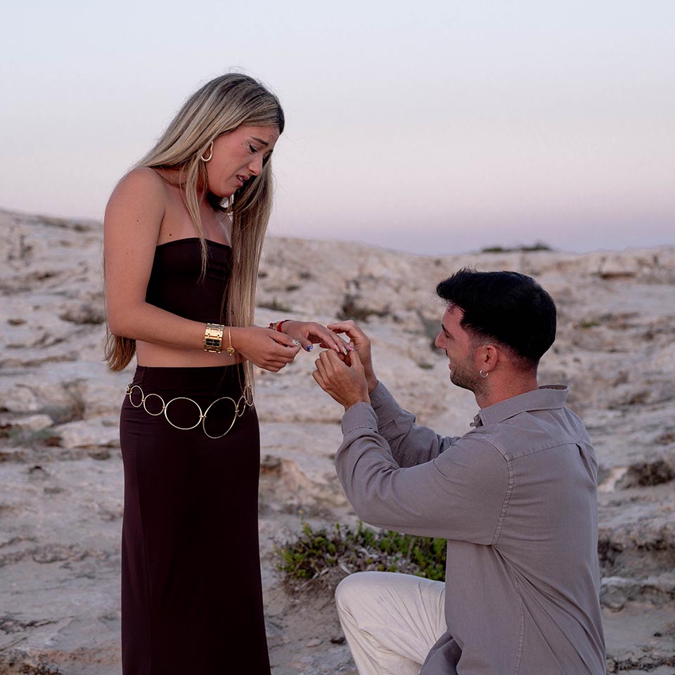 otógrafo de pedidas en Formentera

propuesta de matrimonio en Ibiza

sesión sorpresa en Formentera

fotógrafo romántico en la playa

pedida de mano sorpresa

reportaje de pareja Formentera

fotografía de compromiso Ibiza

lugares secretos para pedidas