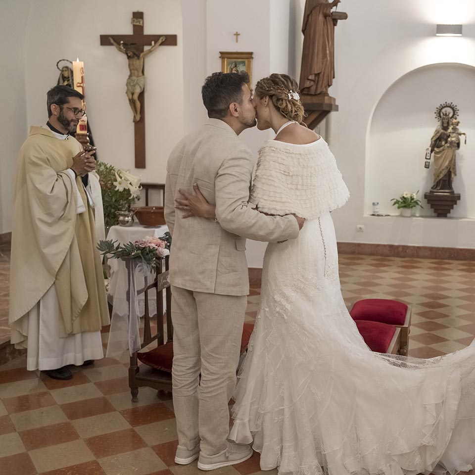Fotógrafo de bodas en Formentera e Ibiza. Misma tarifa y estilo natural. Desplazamiento fácil entre islas y servicio profesional sin costes extra.