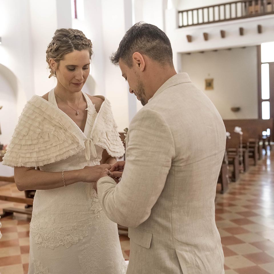 Fotógrafo de bodas en Formentera e Ibiza. Misma tarifa y estilo natural. Desplazamiento fácil entre islas y servicio profesional sin costes extra.