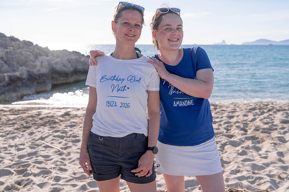 Sesión de fotos de amistad y lifestyle en los caminos de Formentera Illetas