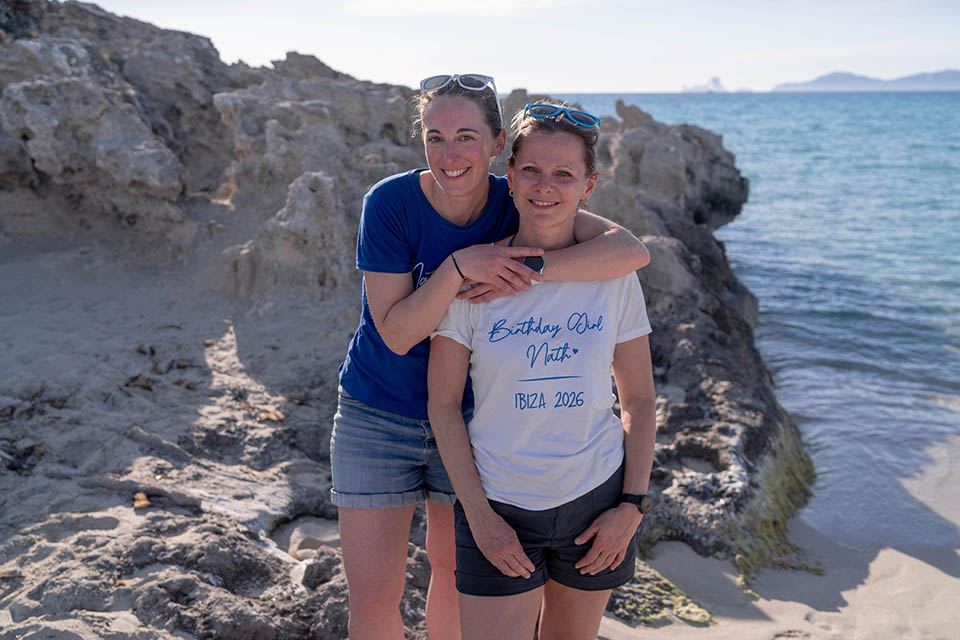 Grupo de amigas celebrando 40 cumpleaños en bicicleta por Formentera.