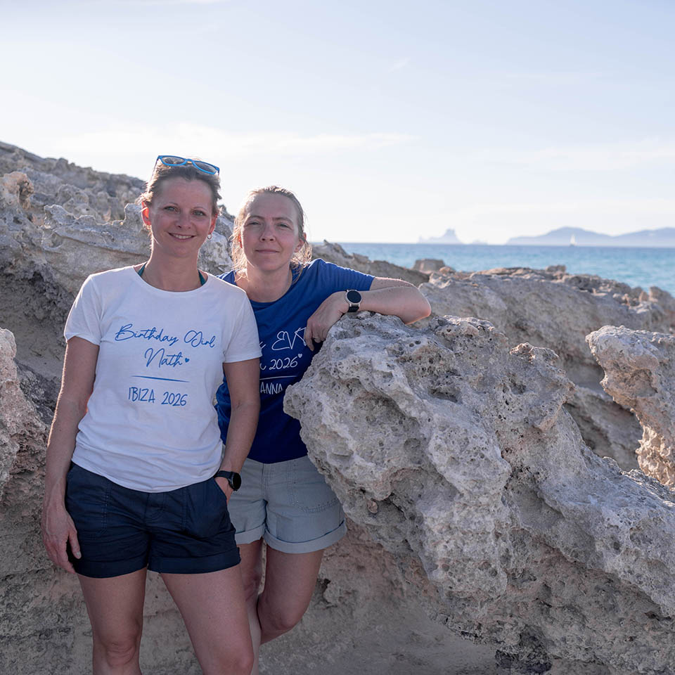Grupo de amigas celebrando 40 cumpleaños en bicicleta por illetas Formentera.
