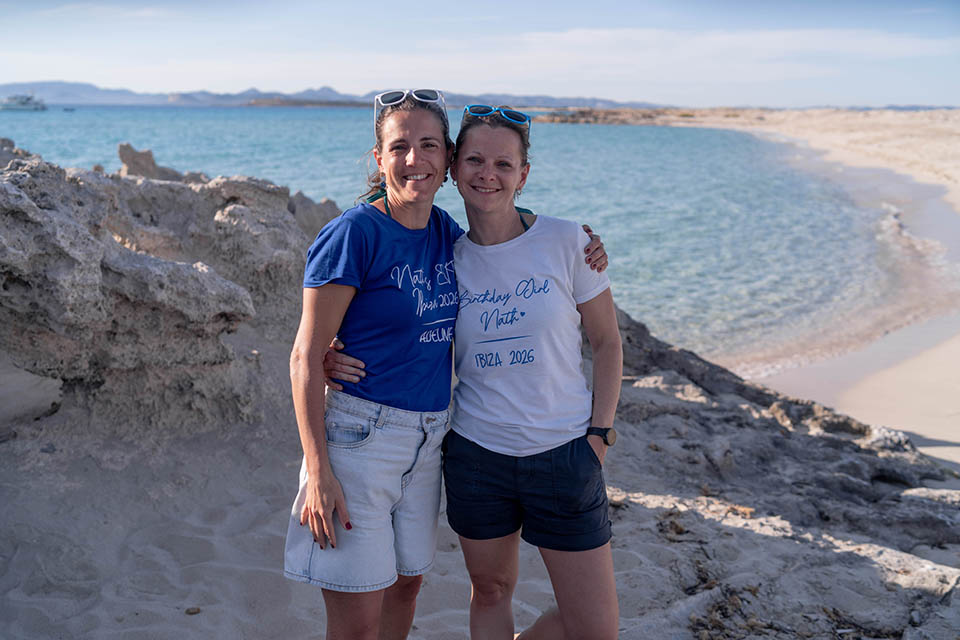 Sesión de fotos de amistad y lifestyle en los caminos de Formentera.