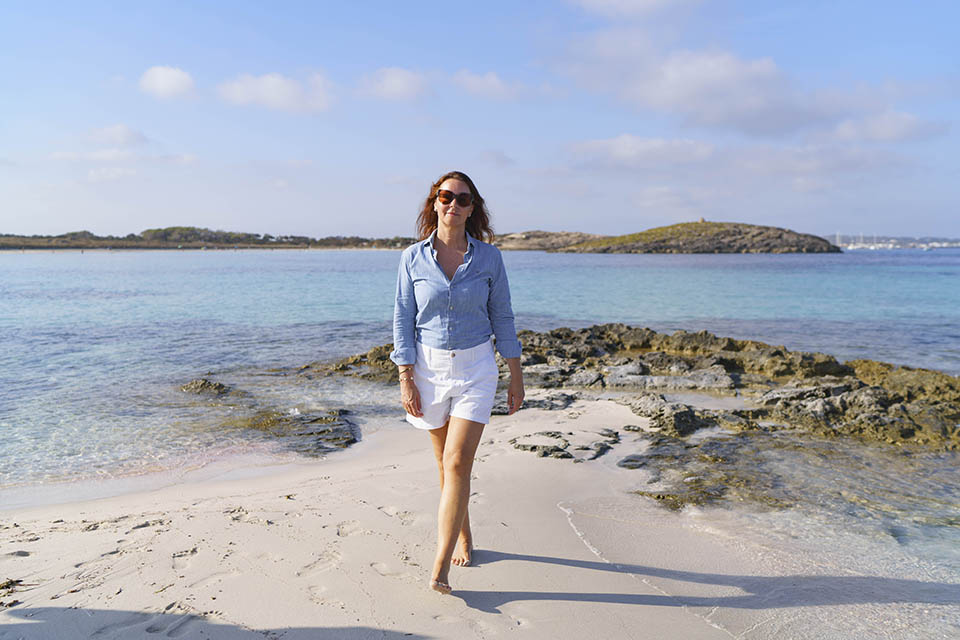 Puesta de sol y mar turquesa en reportaje de pareja sénior en Formentera.