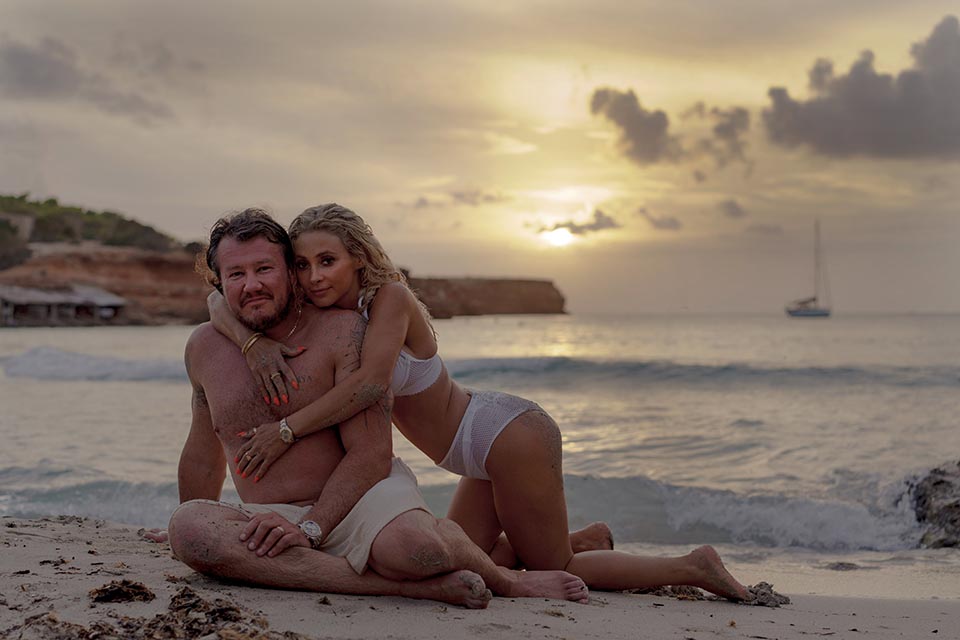 fotografia de pareja al atardecer en Cala Saona formentera