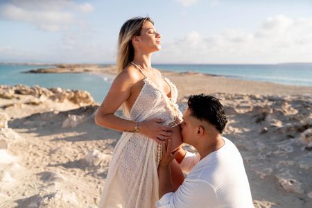 sesion de fotos de embarazo en la playa de illetas formentera