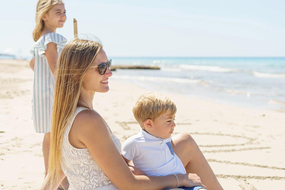 fotografía de familia en la playa de Formentera