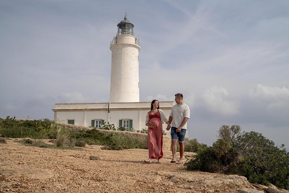 fotografía de embarazo en el Faro de Formentera