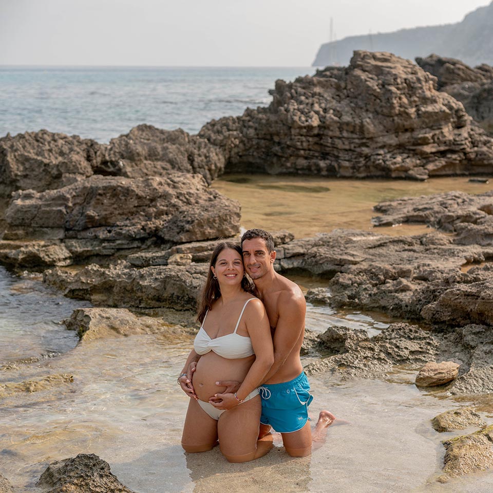 fotografía de embarazo en la playa de Formentera